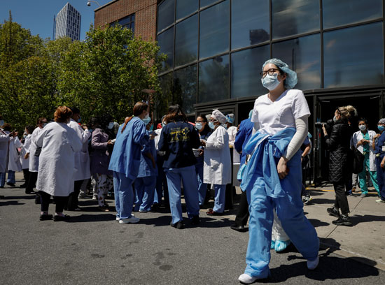 الفريق الطبى ببروكلين يحتشدون خارج المستشفى