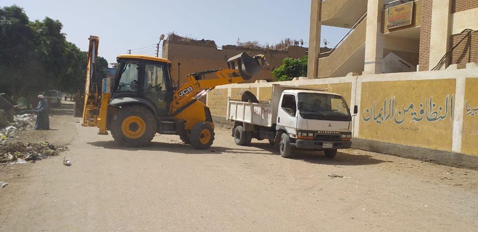 1 رفع 7 طن مخلفات صلبة فى حملات نظافة جنوب محافظة الأقصر