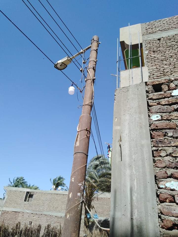 ملاصقة عمود كهرباء لمنزله في نجع ساقية القاضى مركز نقادة (3)
