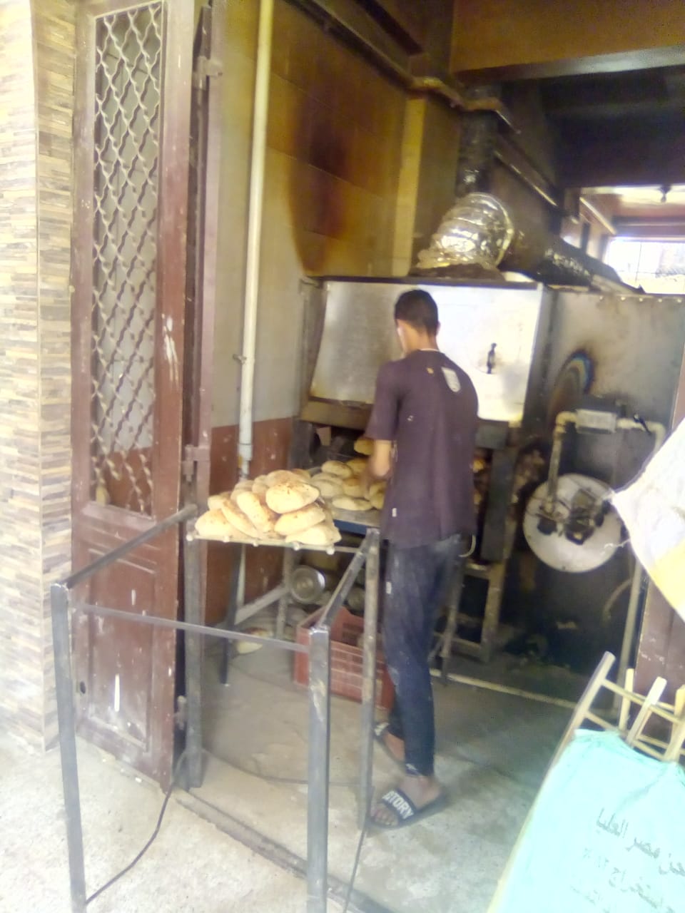 المخابز البلدية بأسوان تستخدم الخبز المغلف لمنع الزحام (2)