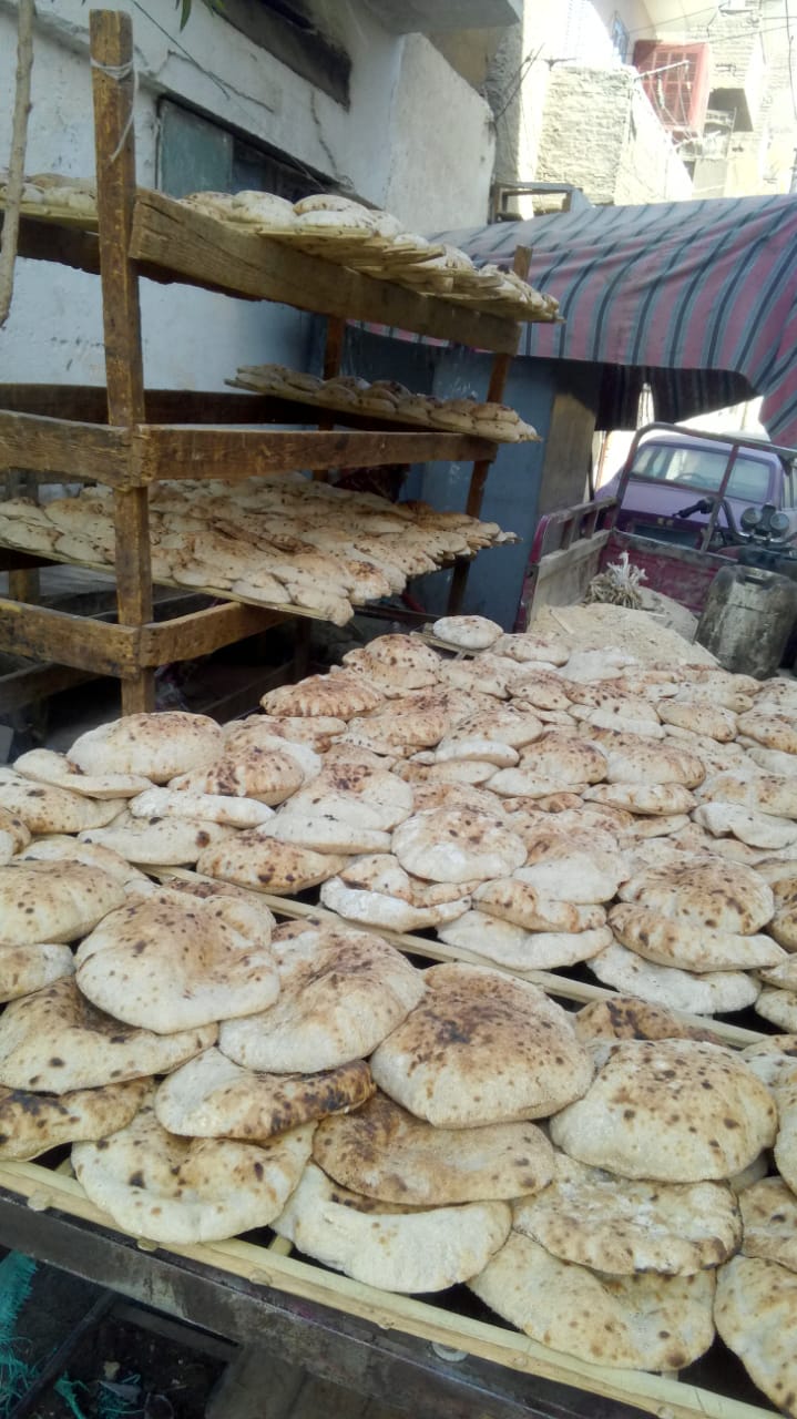 المخابز البلدية بأسوان تستخدم الخبز المغلف لمنع الزحام (1)