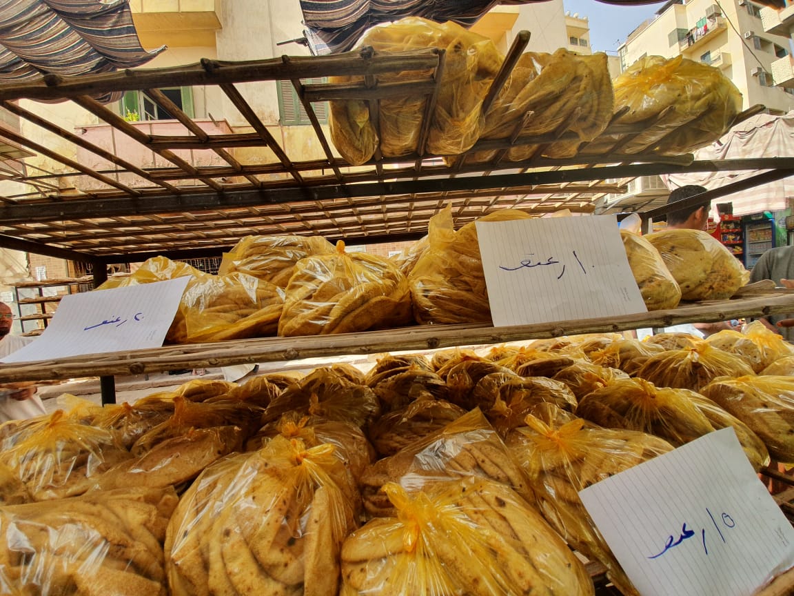 المخابز البلدية بأسوان تستخدم الخبز المغلف لمنع الزحام (4)