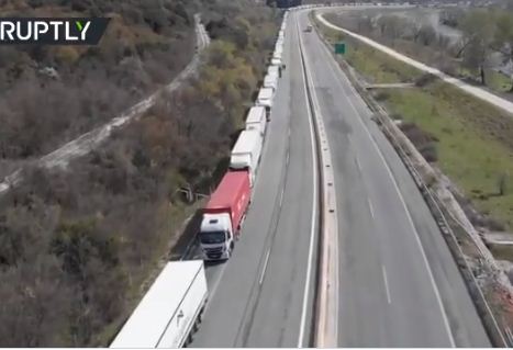 مئات الشاحنات العالقة على الحدود اليونانية