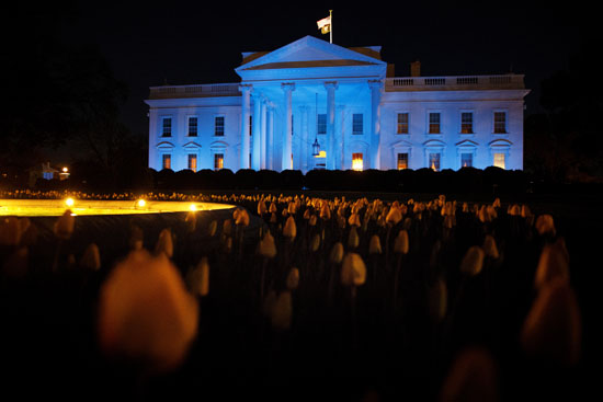 البيت الأبيض مضاء باللون الأزرق