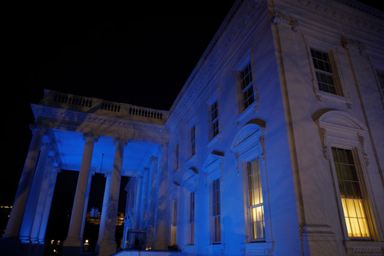 إضاءة البيت الأبيض باللون الأزرق