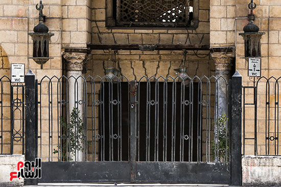 باب مسجد عمرو بن العاص مغلق