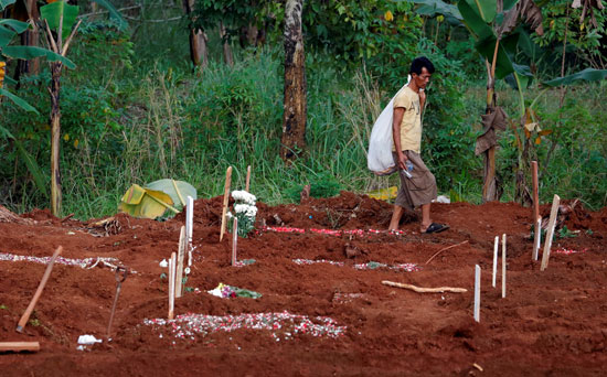مقابر ضحايا كورونا بإندونيسيا
