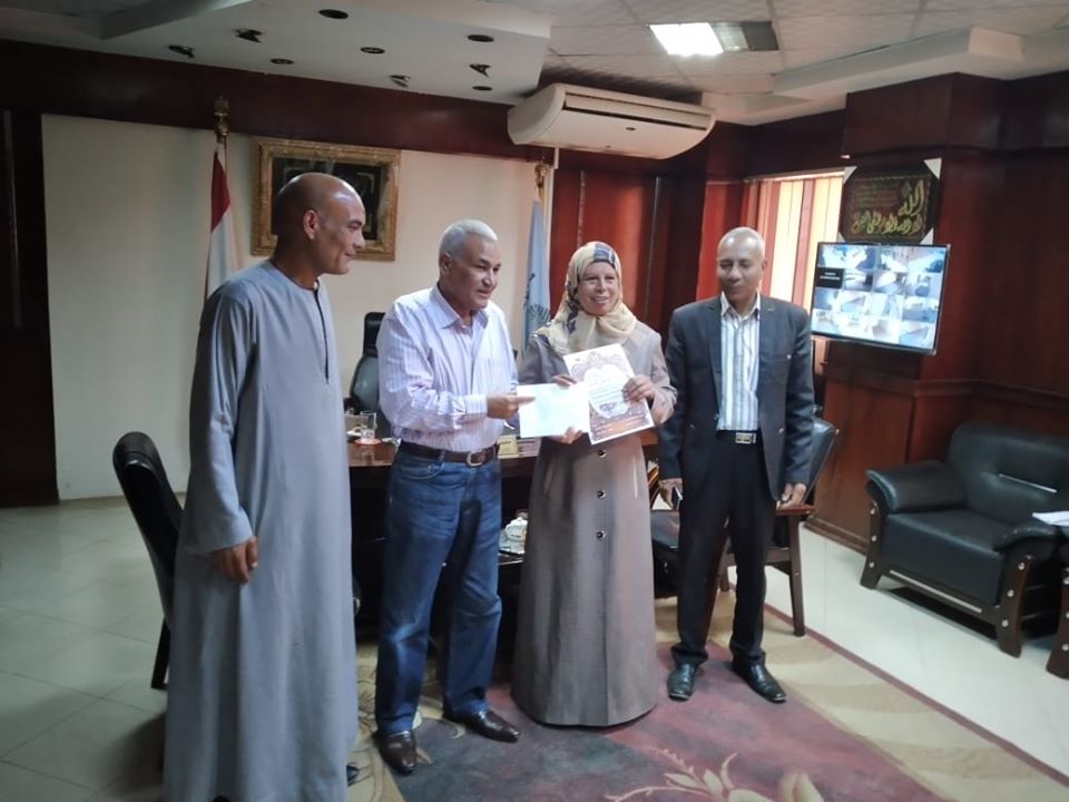 جانب من تكريم الأمهات المثاليات بإسنا جانب من تكريم الأمهات المثاليات بإسنا