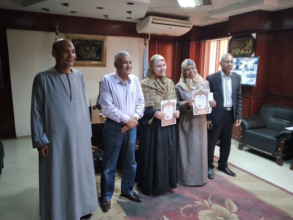 1 رئيس مدينة إسنا يكرم 2 من العاملات بالمجلس بإحتفالية عيد الأم 1 رئيس مدينة إسنا يكرم 2 من العاملات بالمجلس بإحتفالية عيد الأم