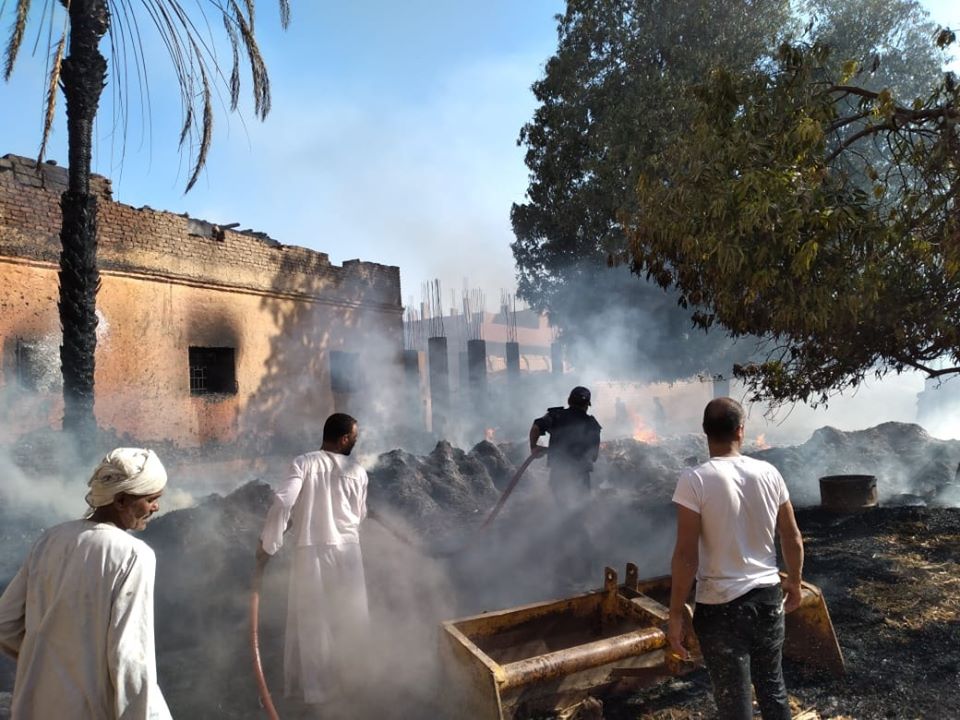 السيطرة على حريق نشب فى 6 منازل وأشجار نخيل بمدينة إسنا