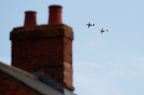 طائرات سلاح الجو الملكي (RAF) تحلق فوق منزل المخضرم الكابتن توم مور بمناسبة عيد ميلاده المائة