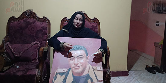 أم الشهيد خالد مغربي دبابة مع صورة للشهيد (9)