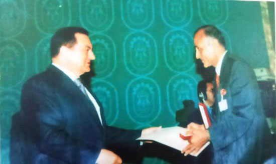 يتسلم-تكريما-من-الرئيس-الاسبق-مبارك