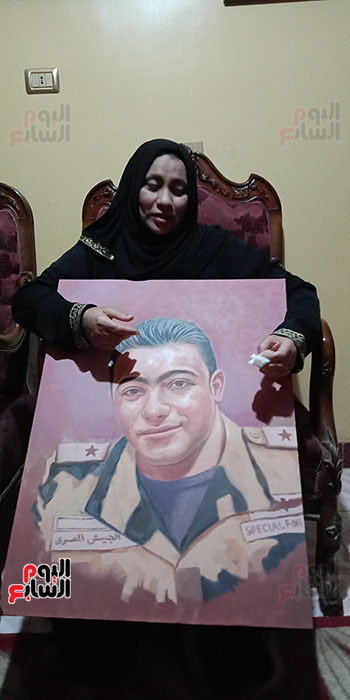 أم الشهيد خالد مغربي دبابة مع صورة للشهيد (8)