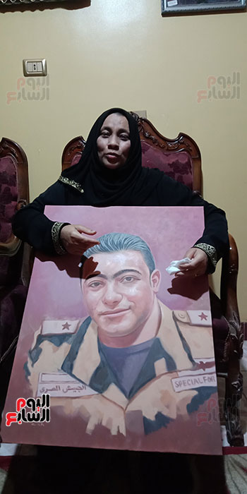 أم الشهيد خالد مغربي دبابة مع صورة للشهيد (7)