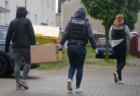 الشرطة الخاصة الألمانية تحمل صندوقًا من مقر مركز الإرشاد في برلين بعد أن حظرت حزب الله وأدرجته منظمة ارهابية