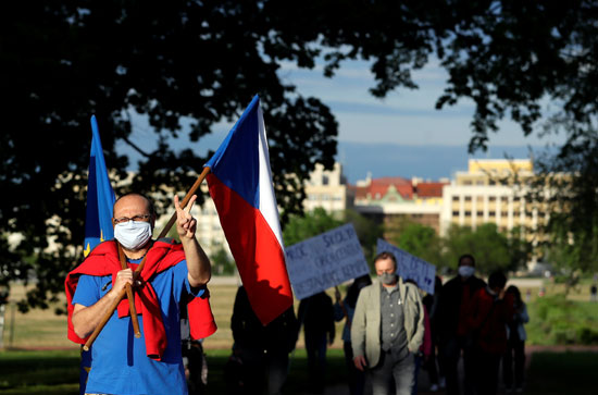 المطالبون بإستقالة رئيس وزراء التشيك