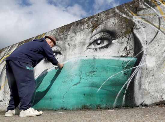يجدد الفنان الجرافيتي البلجيكي CAZ العمل الذي قام به لدعم الطاقم الطبي وسط تفشي كورونا