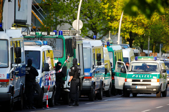 الشرطة الخاصة الألمانية تحمل صندوقًا من مقر مركز الإرشاد في برلين