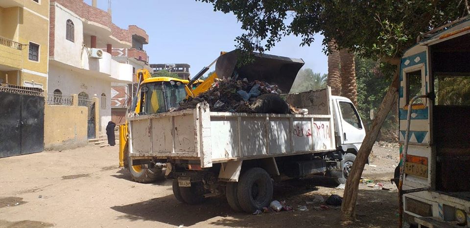 1 رفع 10 طن مخلفات وقمامة فى حملات نظافة بقرى مدينة إسنا