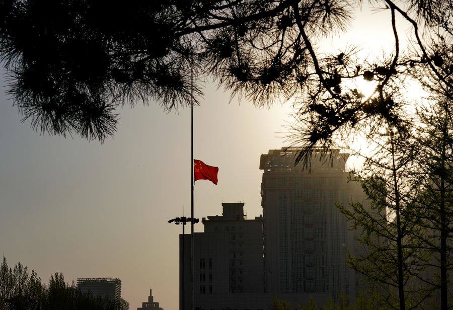 تنكيس العلم الوطنى فى الصين