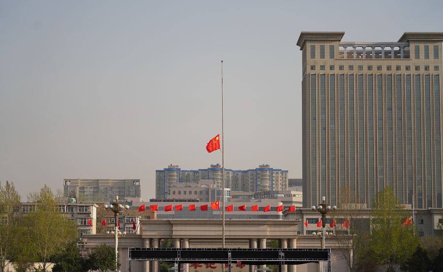 تنكيس العلم الوطني في ميدان تيان آن من ببكين حدادا على أرواح ضحايا كورونا