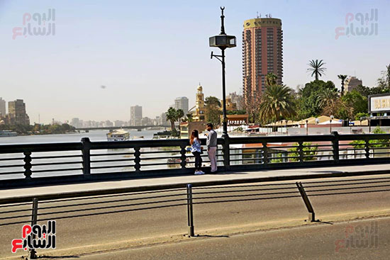 مواطنين على كوبري قصر النيل