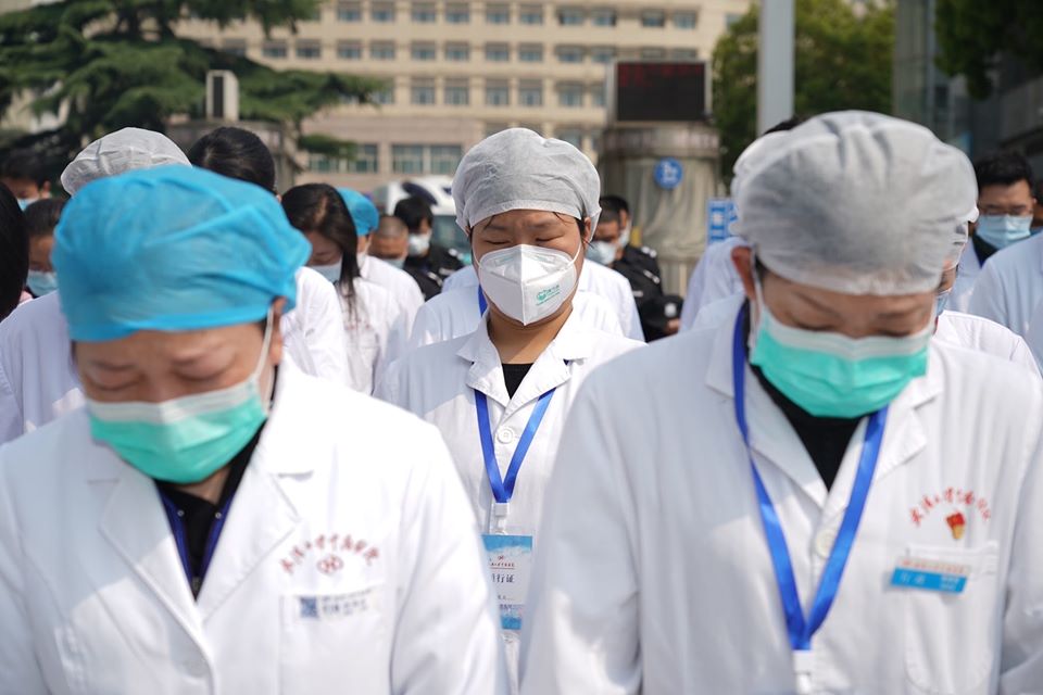 املون طبيون في مستشفى تشونغنان في مدينة ووهان يقفون في صمت