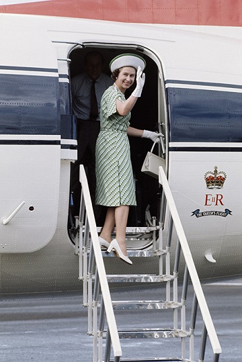 الملكة إليزابيث على طائرة ملكية
