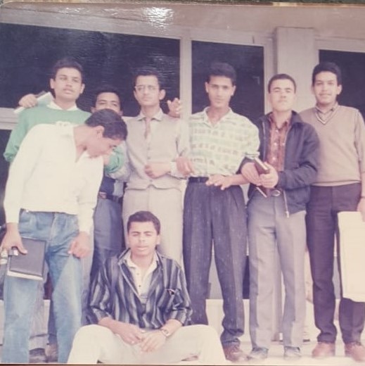 اثناء المرحلة الجامعية مع زملائه اثناء المرحلة الجامعية مع زملائه