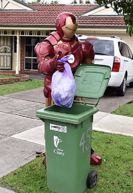 بطل خارق يرمى القمامة