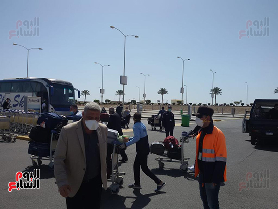  الفوج الثانى من المصريين العالقين فى أمريكا يصل مطار مرسى علم (6)