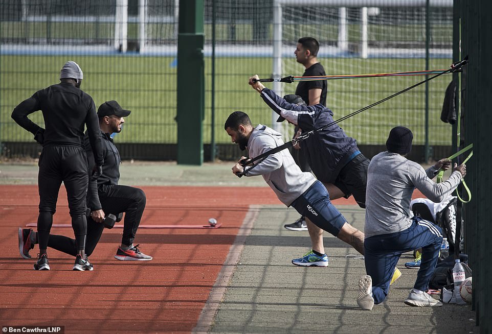 26802826-8186935-People_exercising_at_the_Paddington_Recreation_Ground_appeared_t-a-43_1586001356378