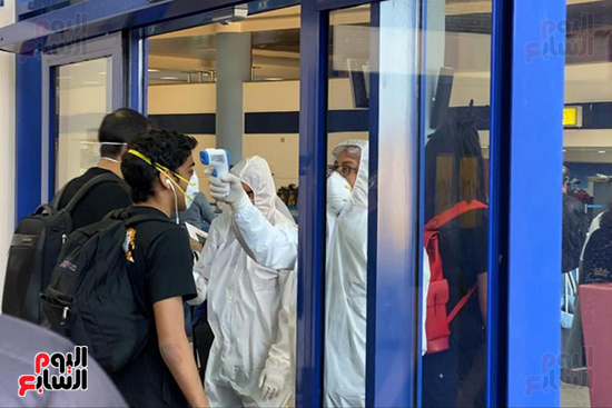  الفوج الثانى من المصريين العالقين فى أمريكا يصل مطار مرسى علم (10)