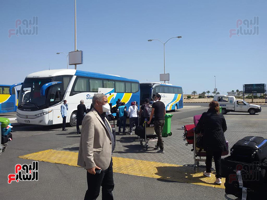  الفوج الثانى من المصريين العالقين فى أمريكا يصل مطار مرسى علم (4)