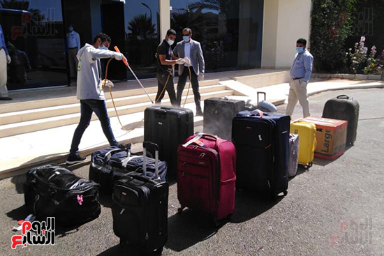  الفوج الثانى من المصريين العالقين فى أمريكا يصل مطار مرسى علم (7)