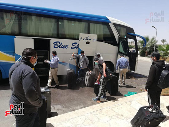  الفوج الثانى من المصريين العالقين فى أمريكا يصل مطار مرسى علم (17)