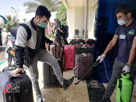  الفوج الثانى من المصريين العالقين فى أمريكا يصل مطار مرسى علم (13)