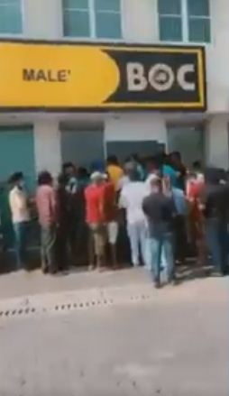 طوابير بالمئات امام بنك فى المالديف