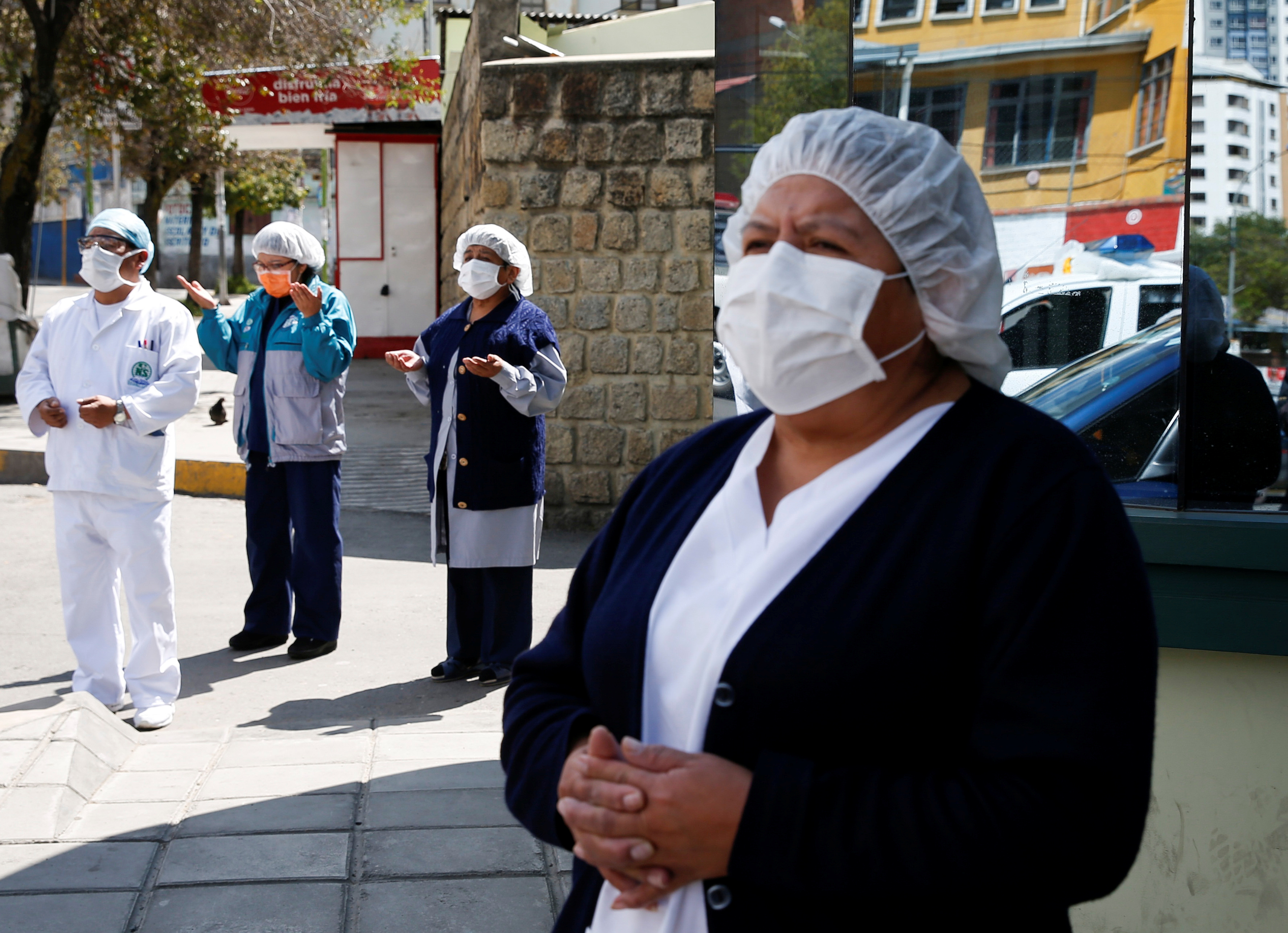 الممرضات البوليفيات يصلون أمام مستشفى في لاباز