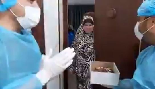 طاقم طبي يحتفل بعيد ميلاد سيدة فلسطينية
