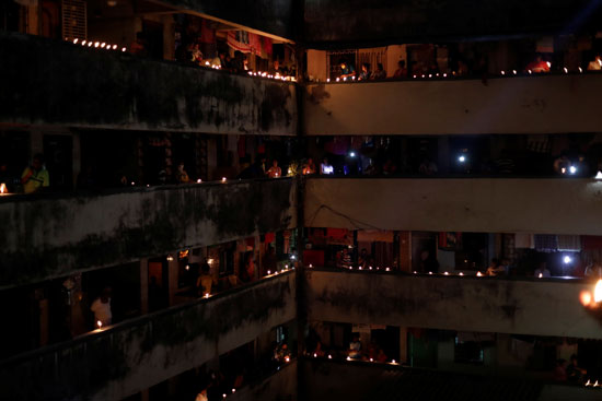 مئات الهنود يشعلون الشموع لمواجهة كورونا