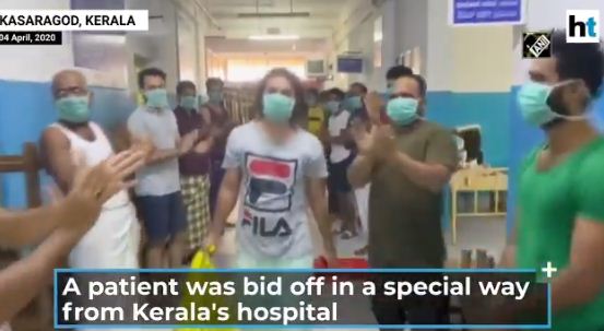 موظفو المستشفى يصفقون للمريض بعد تعافيه