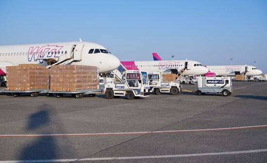 شحنة-من-المعدات-الطبية-والوقائية-من-الصين-للمساعدة-في-مكافحة-كورونا-لمطار-بودابست-بالمجر