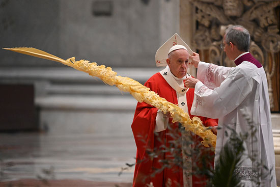 الكاهن الإيطالى يضع التاج على رأس البابا فرنسيس