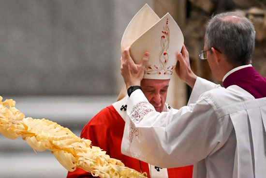 كاهن إيطالى يضع التاج على رأس البابا فرنسيس