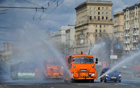 السيارات-ترش-المطهرات-أثناء-تطهير-الشوارع-في-موسكو