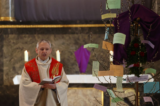 الكاهن يواكيم جيزلر خلال القداس بصور المؤمنين