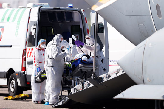 نقل مصابى فيروس كورونا من خلال الطائرات العسكرية بفرنسا