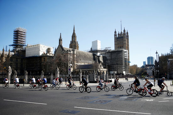 أشخاص يركبون الدراجات في لندن رغم الحظر بسبب كورونا